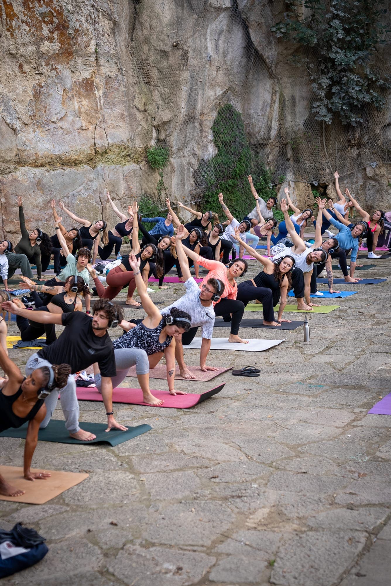 Yoga de mañana en el anfiteatro.